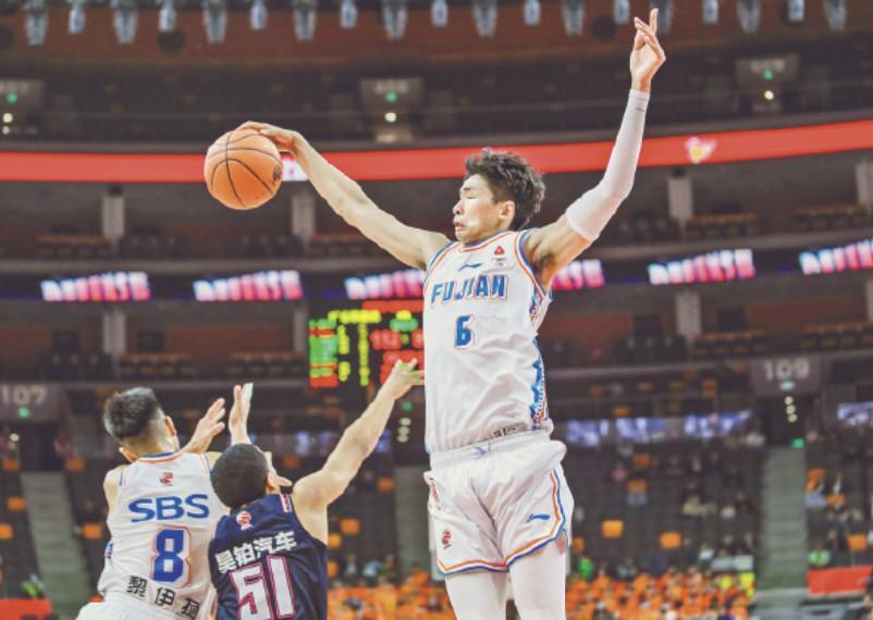 俱乐部态度坚决,媒体人:福建男篮与邹阳签下两年B类续约合同